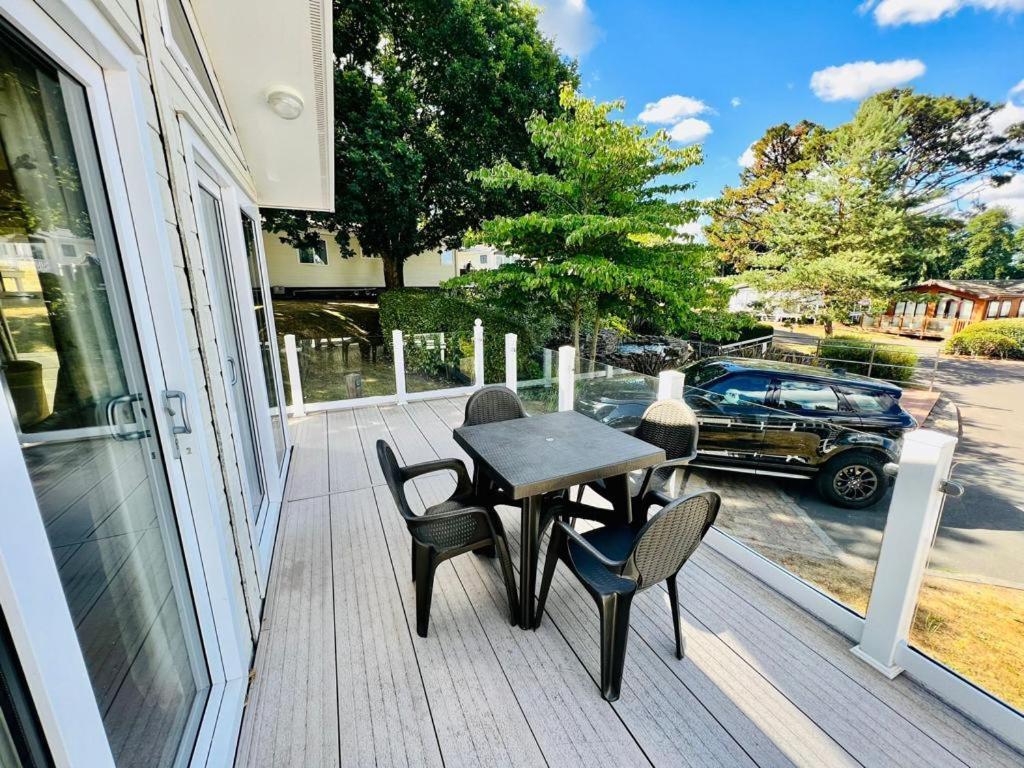Waterfall Retreat Poole Exteriér fotografie